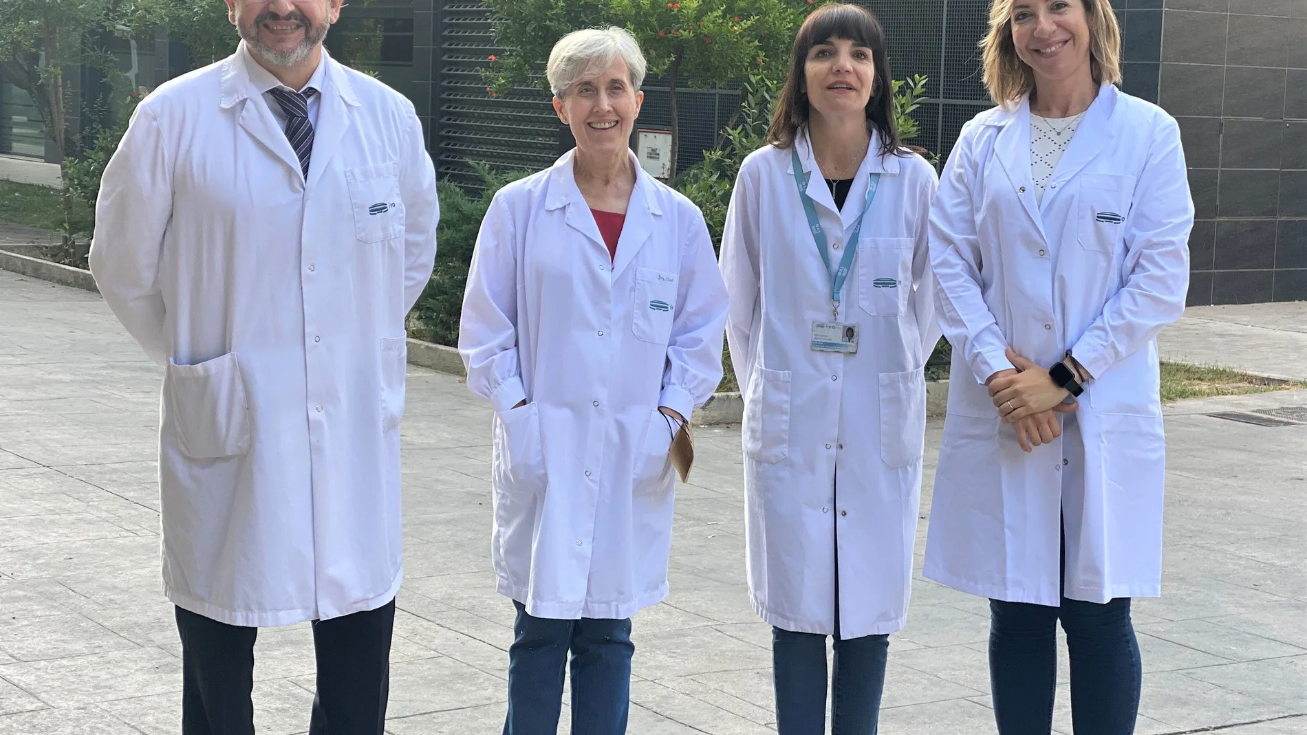 El doctor Sanmartín y las doctoras María Luisa Chust, Zaida Zaida García y Mª José Juan, del IVO