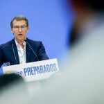 El presidente del Partido Popular, Alberto Núñez Feijóo, inaugura las jornadas "Fortalecer Europa con una alternativa para la mayoría", que organiza la delegación española del Grupo PPE en el Parlamento Europeo en el marco de los Cursos de Verano de El Escorial.