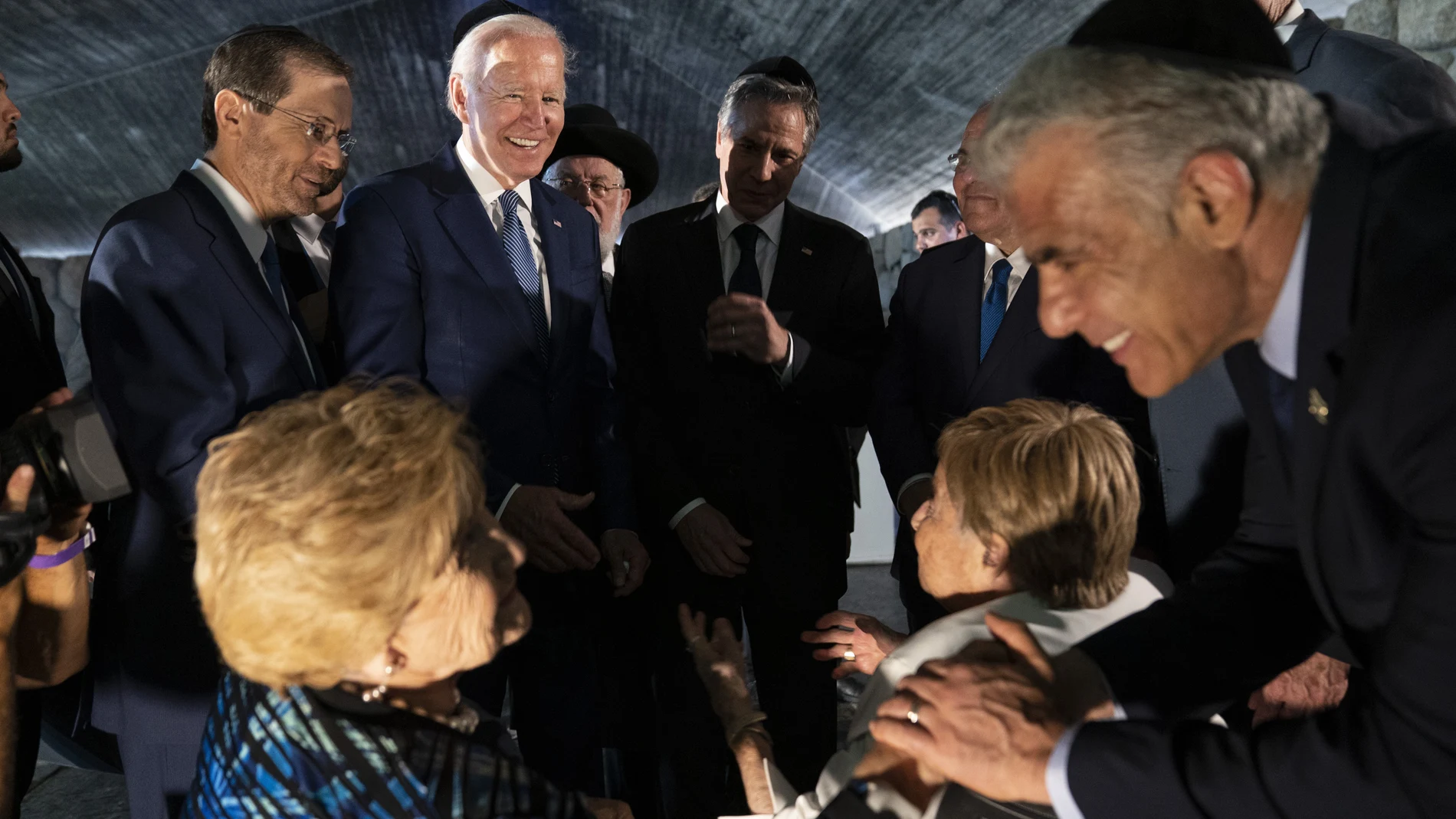 El presidente norteamericano habla con supervivientes estadounidenses del Holocausto Dr. Gita Cycowicz y Rena Quint hoy en Tel Aviv