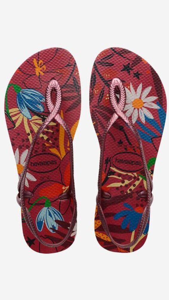 Chanclas de goma estilosas dentro de la piscina como fuera ella