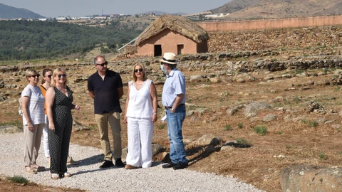 La delegada territorial, Yolanda de Gregorio, visita el yacimiento de Numancia, en el que la Junta ha finalizado actuaciones de mejora del itinerario