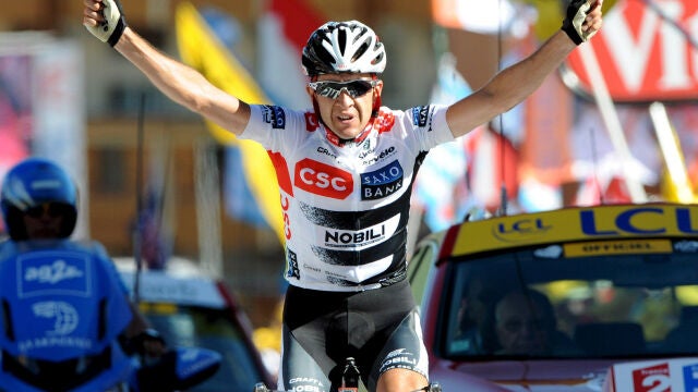 Carlos Sastre entra vencedor en Alpe d'Huez