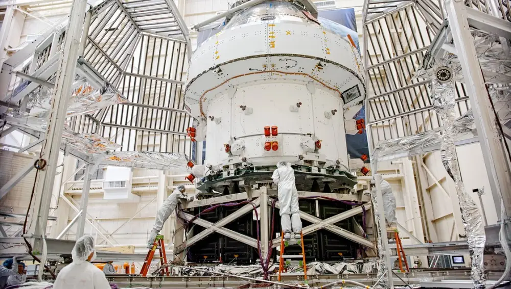 Técnicos de la NASA preparan la nave Orion para un test térmico.
