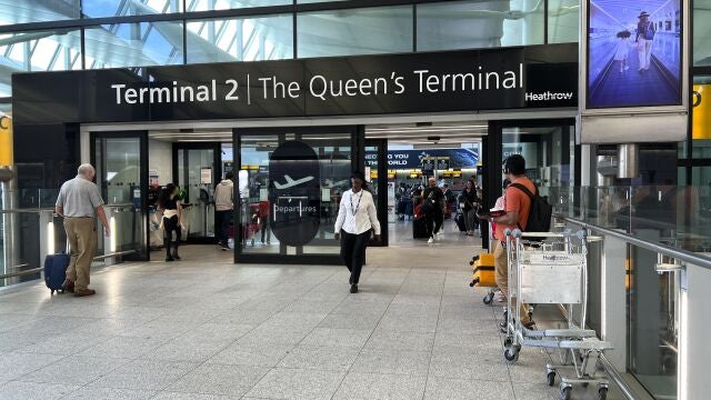 El aeropuerto de Londres Heathrow, así como otros aeródromos, se han propuesto el objetivo de reducir sus largas filas y retrasos y cancelaciones masivos que afectan a los aeropuertos
