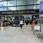 El aeropuerto de Londres Heathrow, así como otros aeródromos, se han propuesto el objetivo de reducir sus largas filas y retrasos y cancelaciones masivos que afectan a los aeropuertos