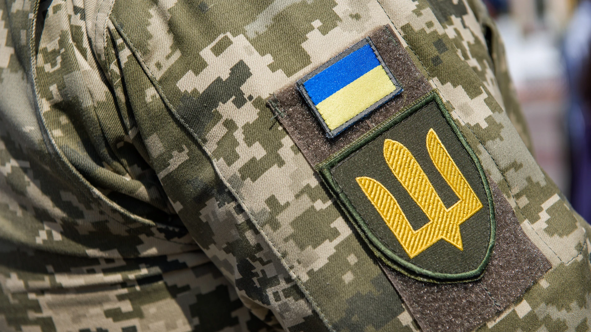 June 27, 2022, Warsaw, Mazowieckie, Poland: Ukrainian army badges are seen on the arm of a Ukrainian soldier. Polish and Ukrainian officials open an outdoor exhibition at Warsaw's Old Town of destroyed and burned out Russian tanks captured by the Ukrainians during the war. Officially named ''For our freedom and yours'' the exhibition is intended to show the horror of war and UkraineA­s heroic defense. It is to be later shown in other European capitals like Berlin or Paris. 27/06/2022