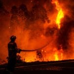 Un bombero sofoca un incendio en Leiria (Portugal)
