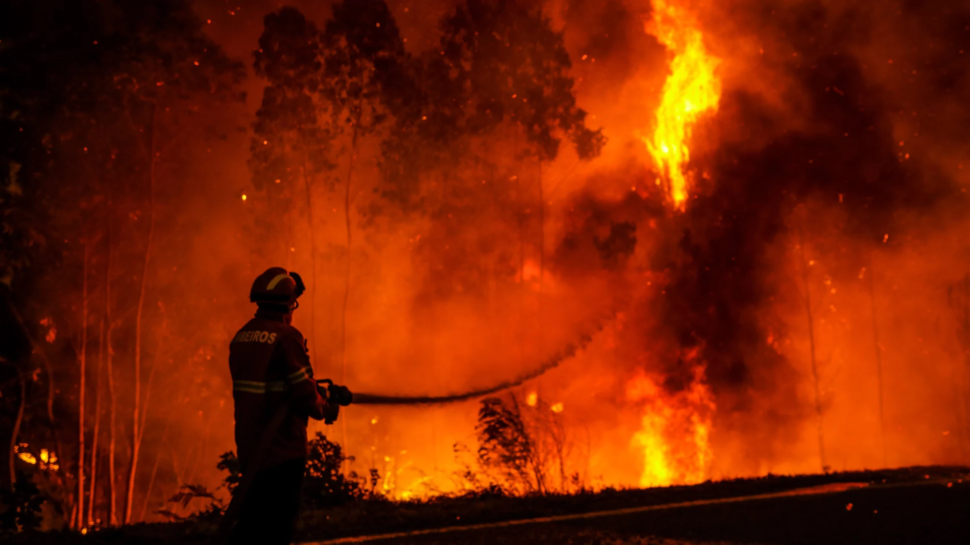 Un bombero sofoca un incendio en Leiria (Portugal)