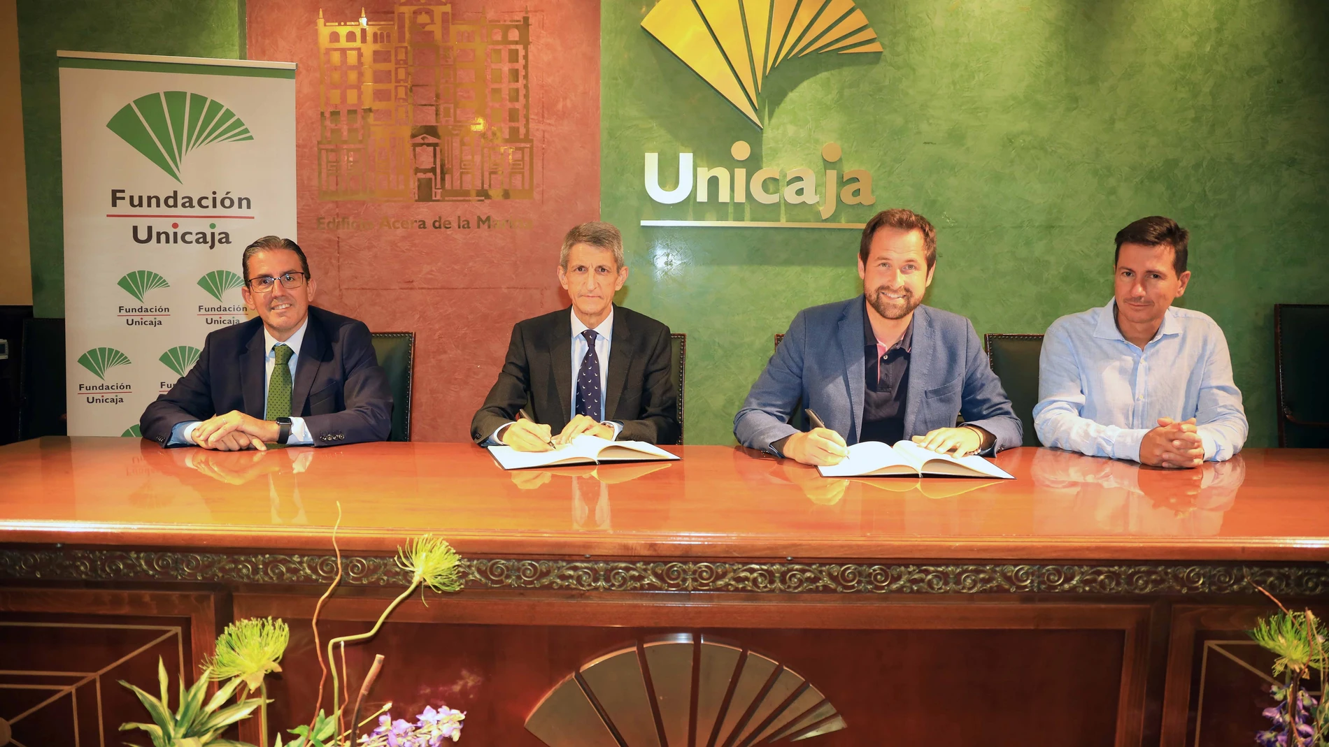 El concejal de Educación, Luis Verde, y el presidente de la Fundación Bancaria Unicaja, José M. Domínguez, durante la firman del convenio