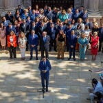 El presidente de la Junta de Andalucía en funciones, Juanma Moreno, junto a los diputados populares a las puertas del salón de plenos el día en el que se constituye el Parlamento con el que arranca la XII legislatura. EFE/Julio Muñoz