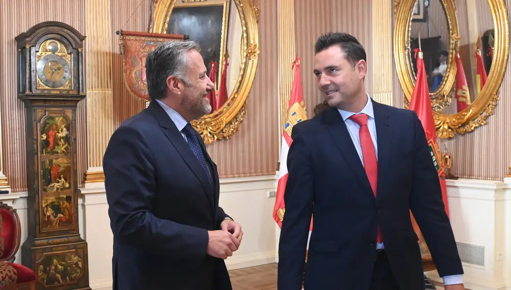 El alcalde de Burgos, Daniel de la Rosa, recibe al presidente de las Cortes de Castilla y León, Carlos Pollán