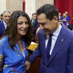 El presidente en funciones de la Junta de Andalucía, Juanma Moreno, junto a la portavoz del grupo parlamentario Vox, Macarena Olona. Joaquin Corchero/ Europa Press
