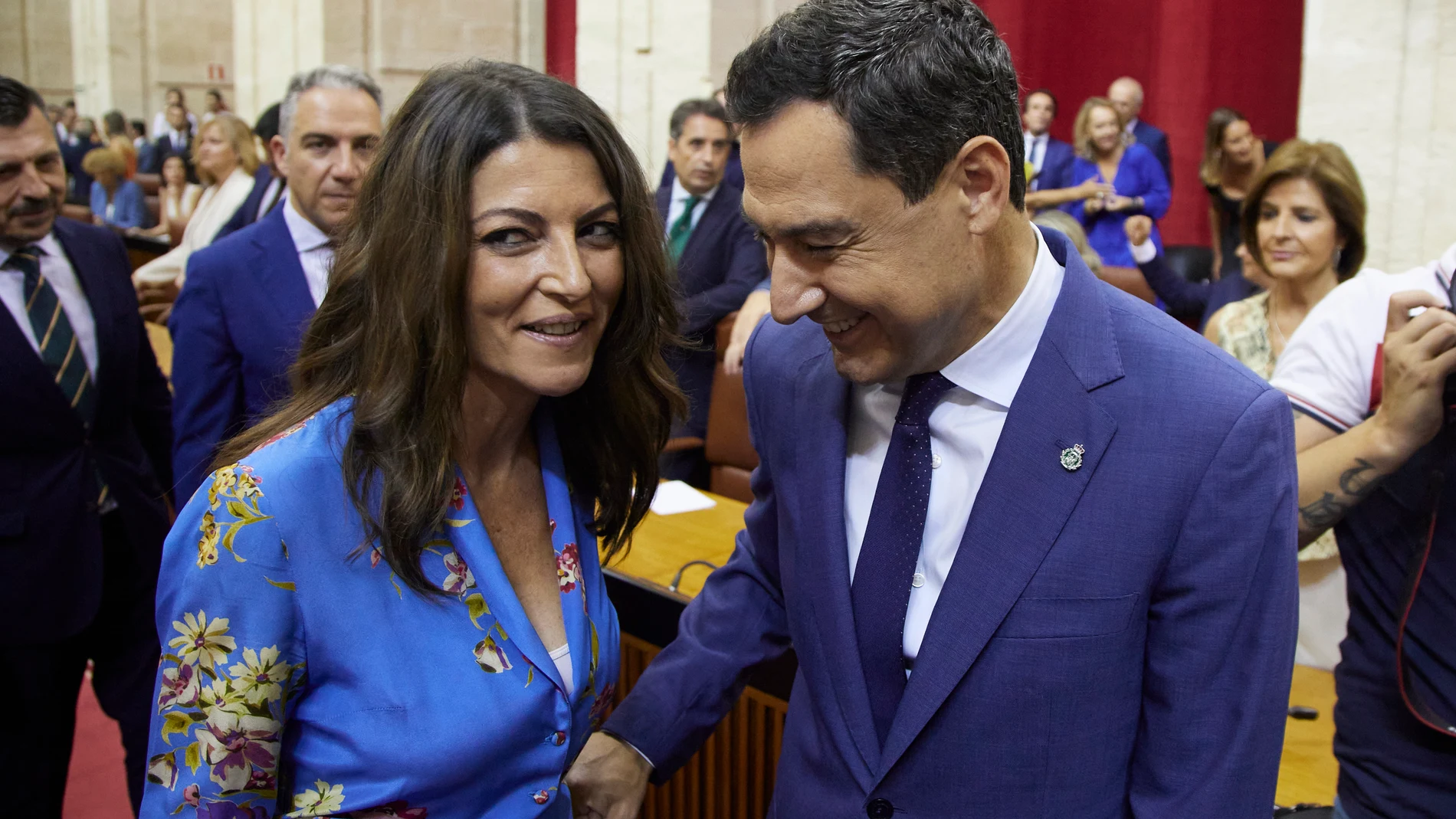 El presidente en funciones de la Junta de Andalucía, Juanma Moreno, junto a la portavoz del grupo parlamentario Vox, Macarena Olona. Joaquin Corchero/ Europa Press
