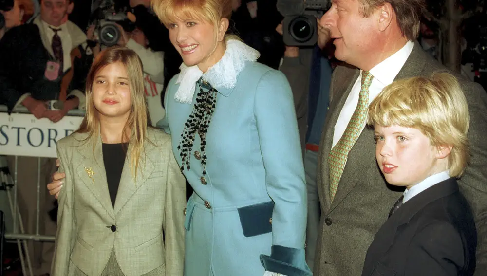 FILE - Ivana Trump con sus hijos Ivanka, Eric y Riccardo Mazzucchelli en 1993