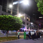 Policías y expertos forenses realizan el levantamiento de cuatro personas asesinadas en la madrugada de hoy, a la salida del estacionamiento de un edificio donde funcionan locales comerciales y residenciales, en Tegucigalpa (Honduras).. EFE/ STR