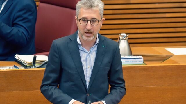 El conseller de Hacienda, Arcadi España, en Les Corts