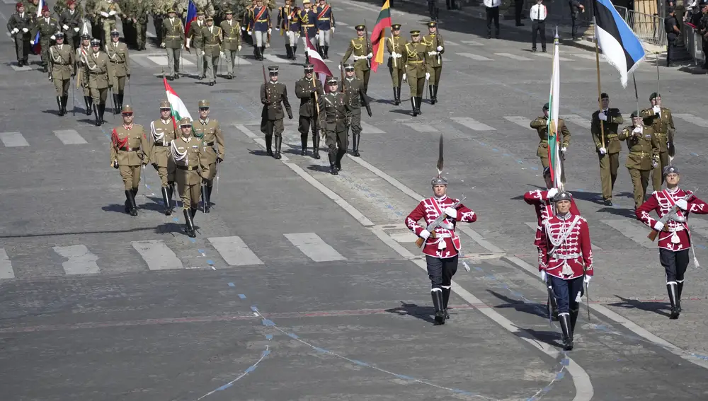 Tropas de Europa del Este encabezan el desfile del Día de la Bastilla