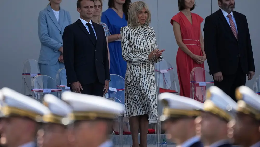 El presidente Emmanuel Macron y su esposa Brigitte en el desfile en los Campos Elíseos