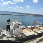 Barco exportando cereales ucranianos a través del puerto de Constanza, en Rumanía