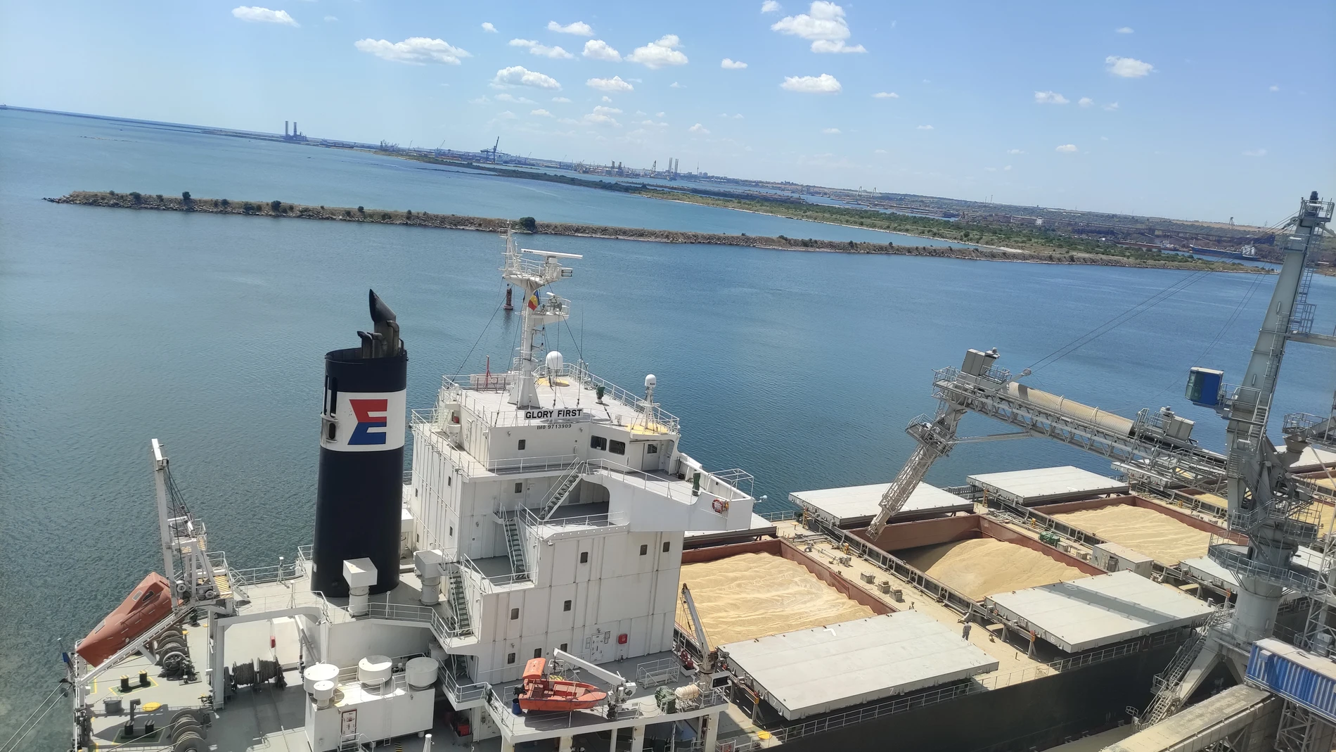 Barco exportando cereales ucranianos a través del puerto de Constanza, en Rumanía