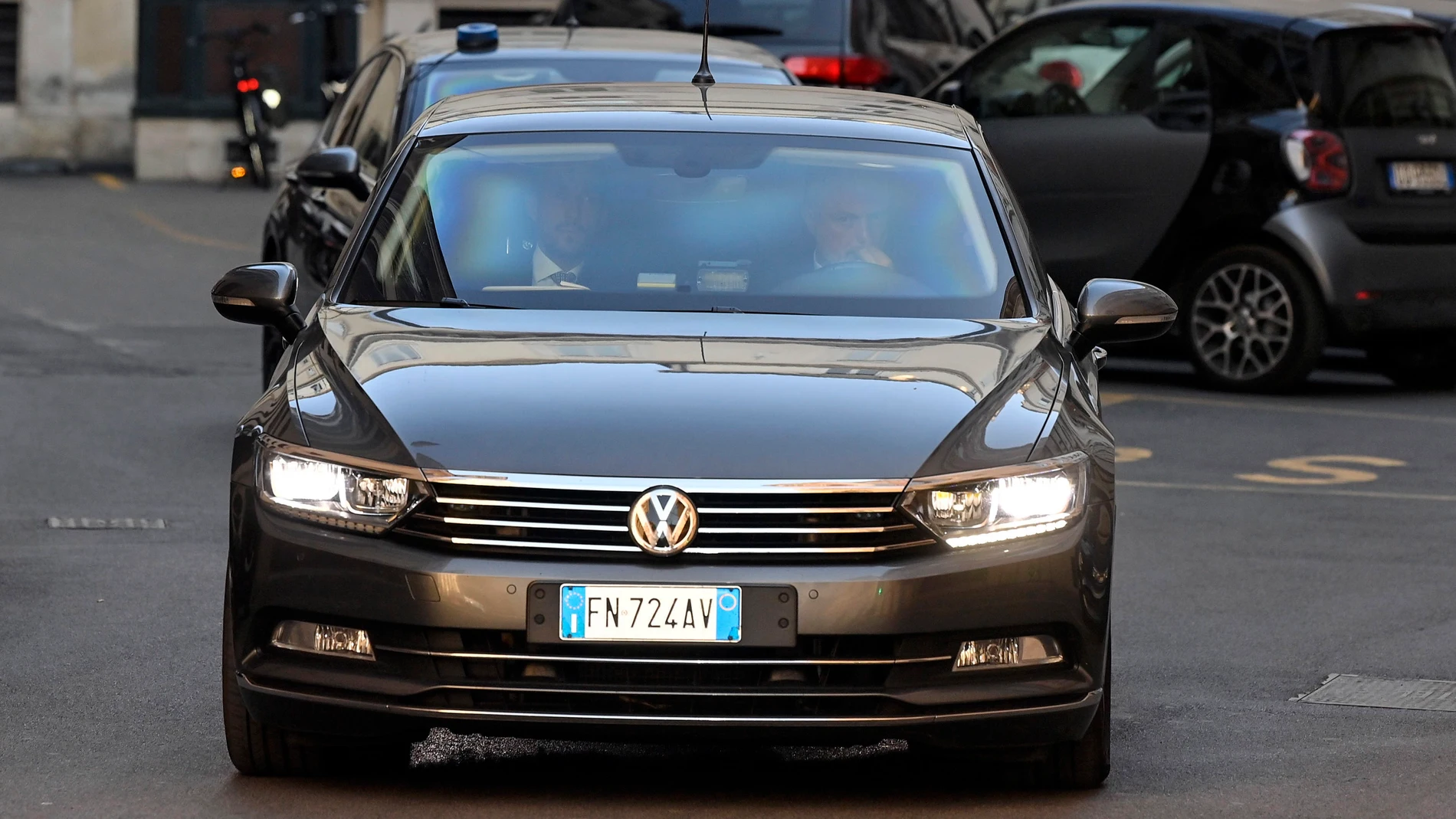 El coche del primer ministro italiano, hoy de camino al Palacio del Quirinal, hoy en Roma