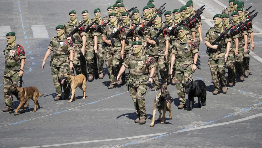 Los comandos de la Marina francesa marchan con sus perros durante en el desfile de este jueves 14 de julio