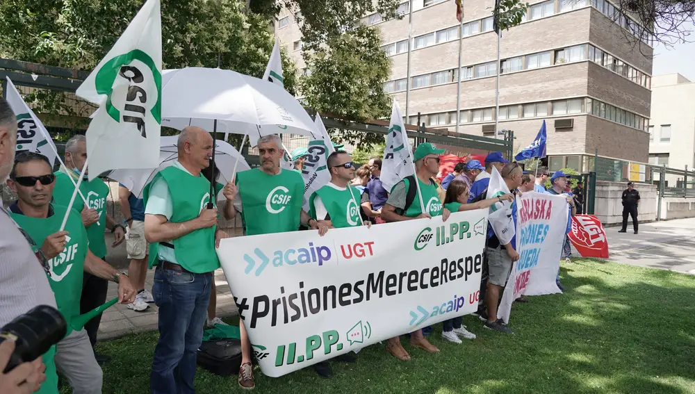 Representantes sindicales de CSIF y ACAIP-UGT participan en una concentración de trabajadores penitenciarios en protesta por las agresiones graves sufridas recientemente por este colectivo