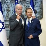 El presidente de EE UU, Joe Biden, junto con el presidente israelí, Isaac Herzog, en su residencia oficial de Jerusalén