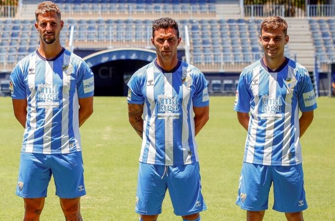 Rubén Castro, flanqueado por Fran Sol y Aleix Febas durante su presentación como nuevos jugadores del Málaga