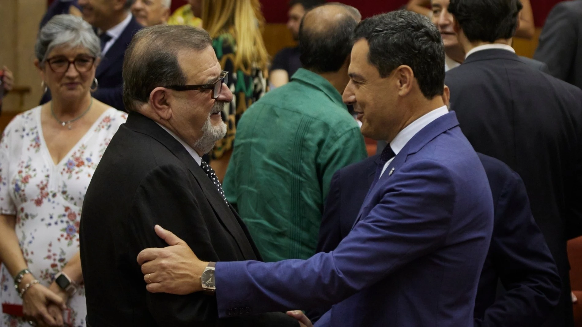 El presidente de la Junta de Andalucía en funciones, Juanma Moreno, saluda al expresidente andaluz José Rodríguez de la Borbolla al inicio de la sesión constitutiva de la XII Legislatura en el Parlamento andaluz. JOAQUÍN CORCHERO (EUROPA PRESS)