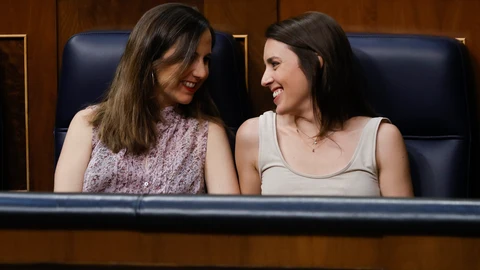 La ministra de Igualdad, Irene Montero, conversa con la responsable de Derechos Sociales, Ione Belarra