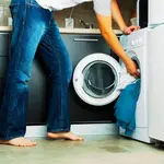 Una persona pone la lavadora