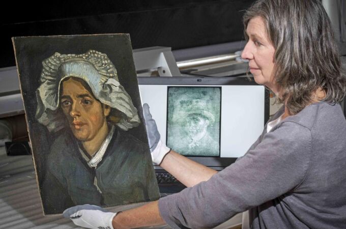 La conservadora Lesley Stevenson, sosteniendo la obra de la campesina que ocultaba el autorretrato de Van Gogh