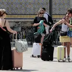Varias turistas con maletas por el centro de Valencia
