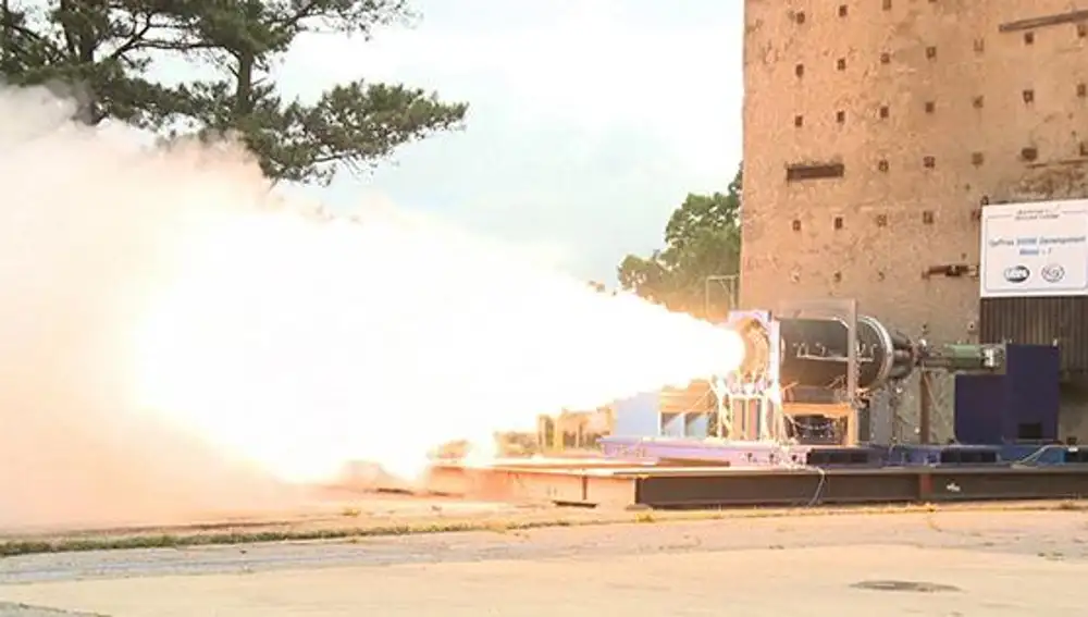 Un momento de la prueba realizada el año pasado del sistema de propulsión de segunda etapa de un misil hipersónico que puede apagarse antes de consumir el combustible.