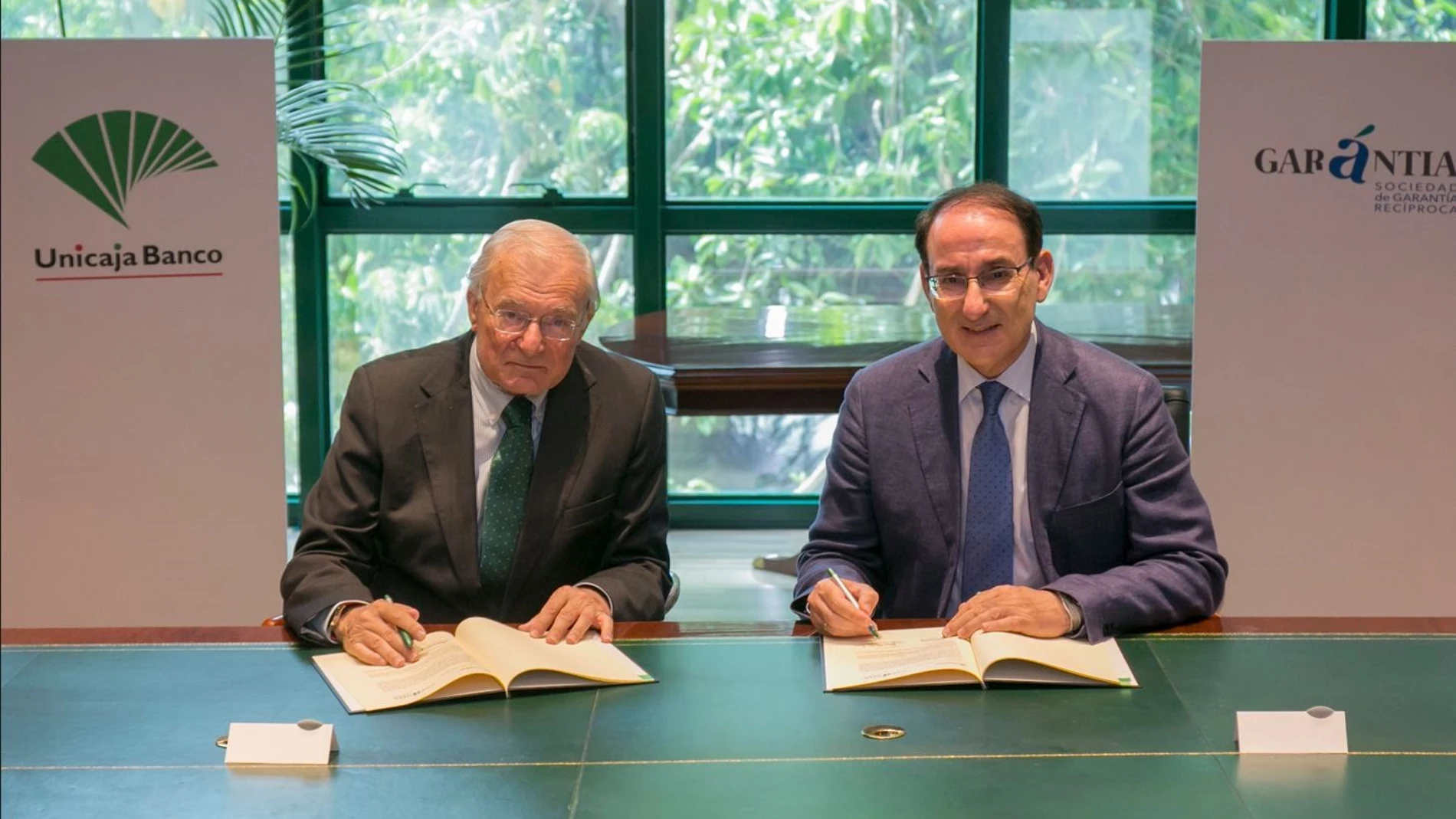 El presidente de Unicaja Banco, Manuel Azuaga, y el presidente de Garántia, Javier González de Lara