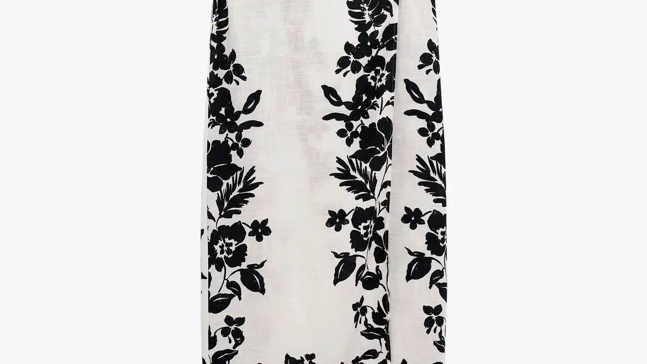 Falda midi estampada en blanco y negro.