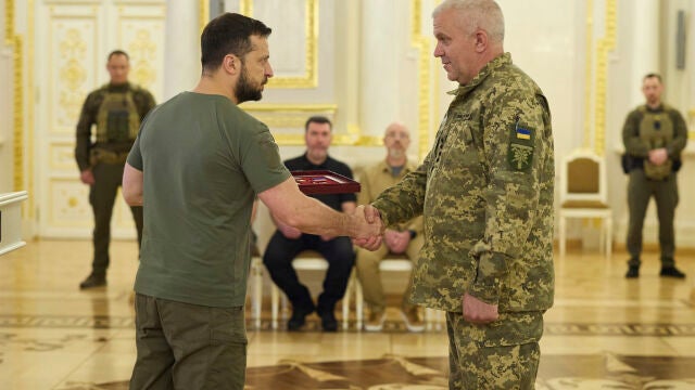 El presidente Volodymyr Zelensky condecora a un mando militar ucraniano