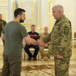El presidente Volodymyr Zelensky condecora a un mando militar ucraniano
