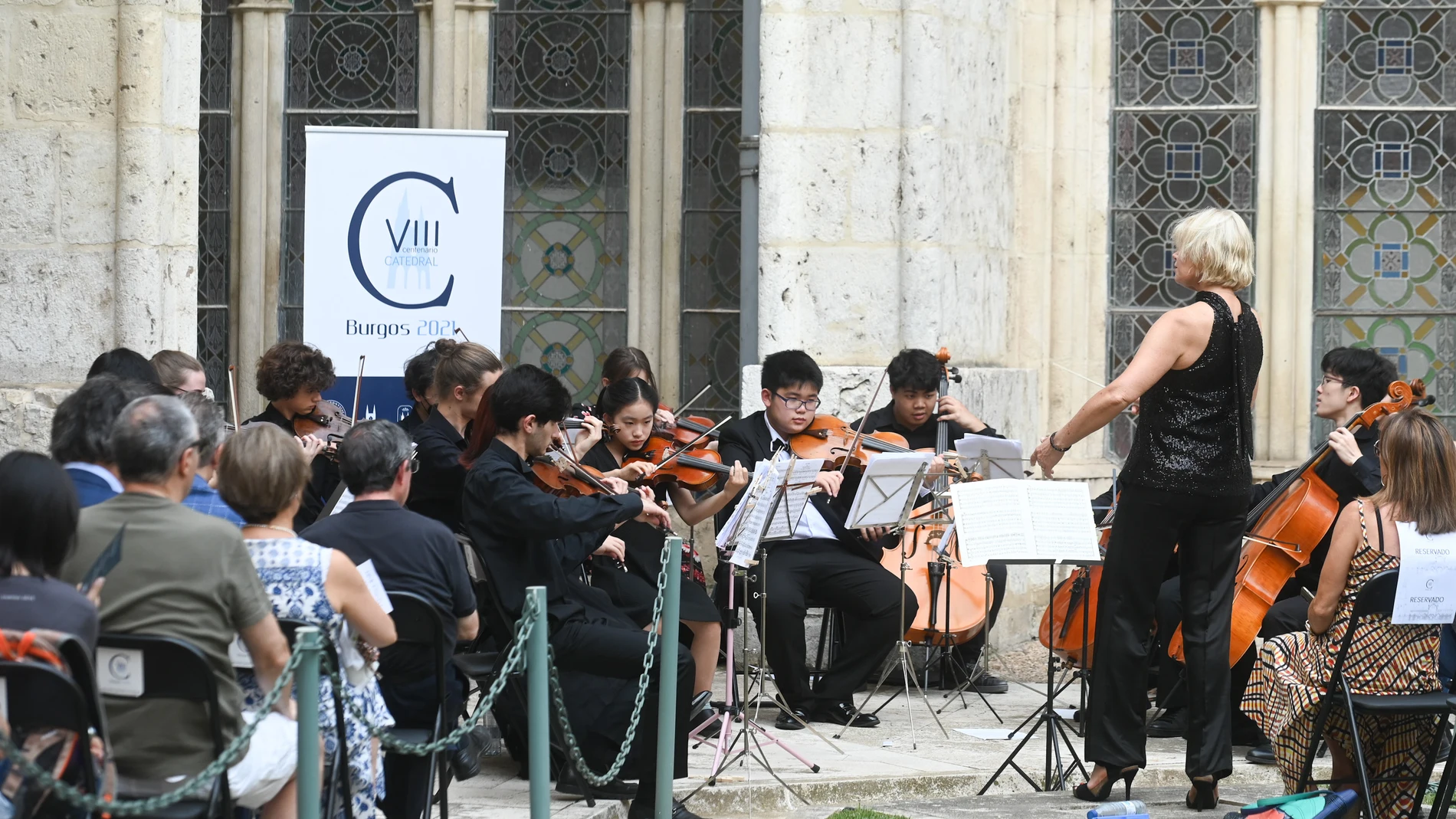 Concierto del Burgos International Music Festival (BIMF) Chamber Orchestra en el claustro de la Catedral de Burgos.