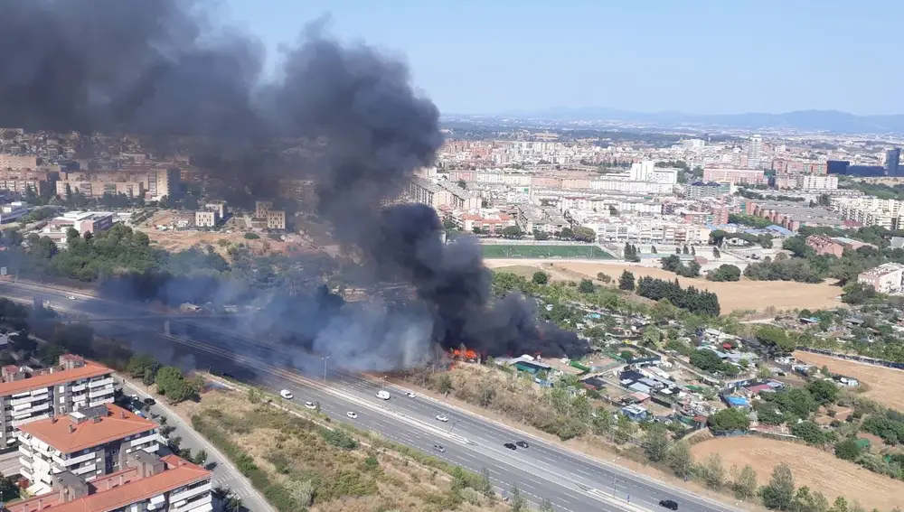 Incendio en Sabadell (Barcelona) el viernes 15 de julio de 2022. @BOMBERSCAT 15/07/2022