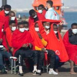 Imagen de un grupo de inmigrantes rescatados del mar cerca de Lanzarote el pasado 15 de julio.