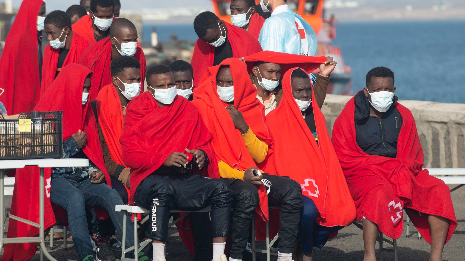 Imagen de un grupo de inmigrantes rescatados del mar cerca de Lanzarote el pasado 15 de julio.