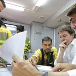 El presidente de la Junta, Alfonso Fernández Mañueco (segundo por la derecha), y el consejero de Medio Ambiente, Juan Carlos Suárez-Quiñones (junto a él), en el Puesto de Mando Avanzado del incendio de Monsagro (Salamanca)