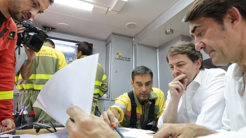 El presidente de la Junta, Alfonso Fernández Mañueco (segundo por la derecha), y el consejero de Medio Ambiente, Juan Carlos Suárez-Quiñones (junto a él), en el Puesto de Mando Avanzado del incendio de Monsagro (Salamanca)