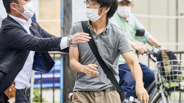 Tetsuya Yamagami, portando el arma del crimen, es detenido por uno de los agentes de seguridad tras haber disparado dos veces a Shinzo Abe