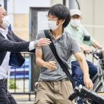 Tetsuya Yamagami, portando el arma del crimen, es detenido por uno de los agentes de seguridad tras haber disparado dos veces a Shinzo Abe