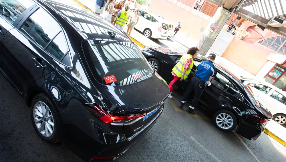 Control de coches de VTC por la Comunidad de Madrid en la estación de Atocha para controlar su cumplimiento de la normativa y legalidad.