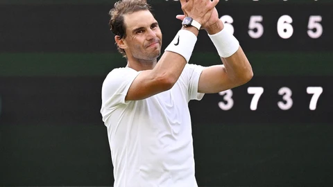 Rafa Nadal aplaude al público después de ganar a Taylor Fritz en Wimbledon.