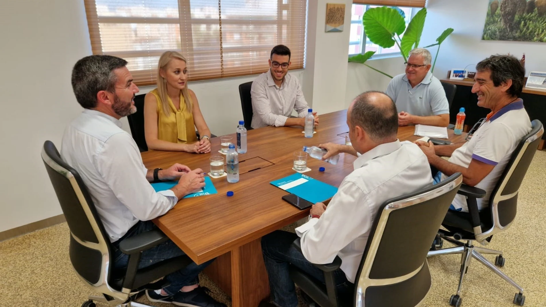 El consejero de Agua, Agricultura, Ganadería, Pesca, Medio Ambiente y Emergencias, Antonio Luengo, mantiene un encuentro con representantes de Asociación de Amigos del Sanatorio de Sierra Espuña y la alcaldesa de Alhama de Murcia, Mariola Guevara